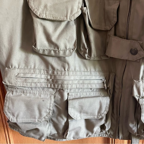 Garcia Olive Green Fishing Vest size L/XL
11 front pockets (2 long zip pockets) - Picture 2 of 11